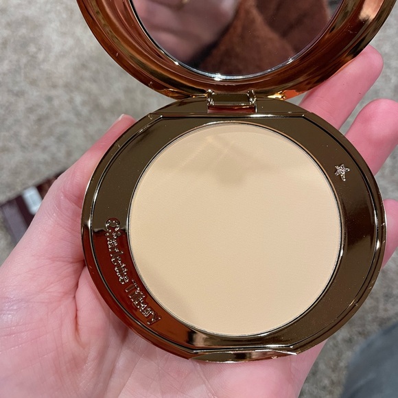 Charlotte Tilbury Flawless Finish Powder - Picture 5 of 6